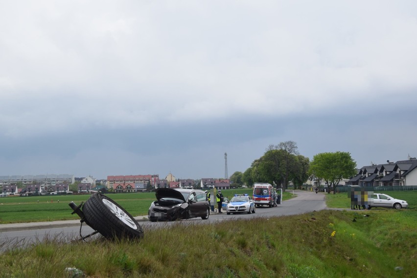 Pod Stargardem zderzyły się dwa auta. W jednym oderwało się koło  