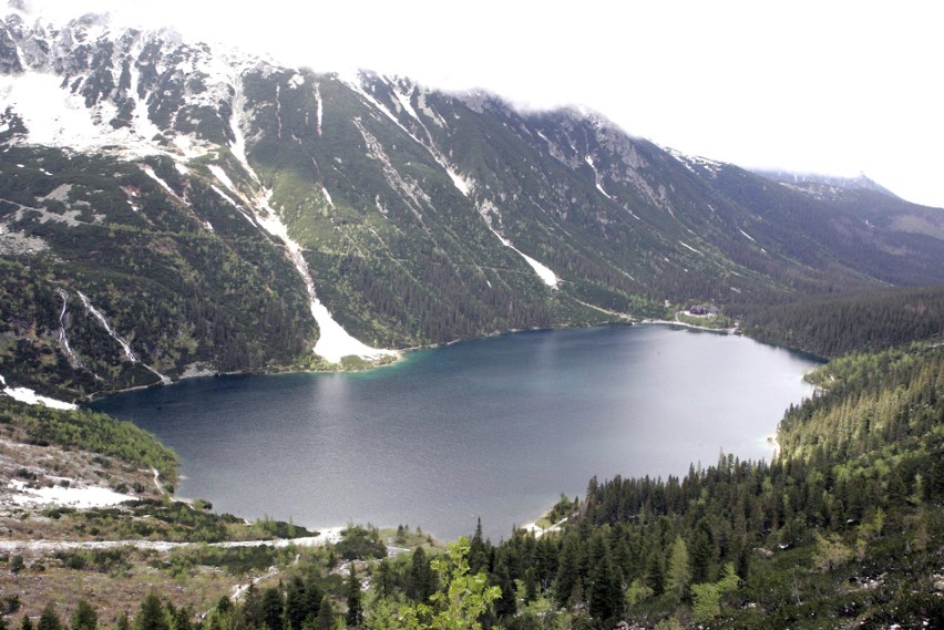 Według legendy Morskie Oko to bezdenne jezioro, które łączy...