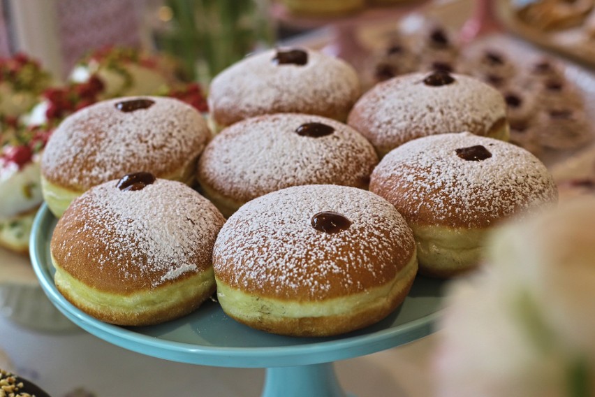 Czerstwe pączki mogą być składnikiem wielu pysznych dań....