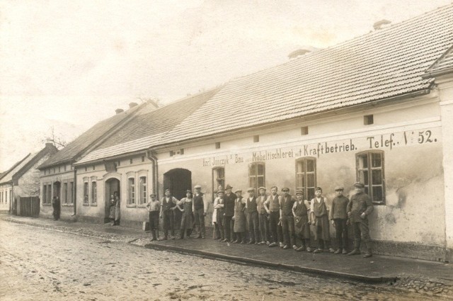 Stolarnia Karla Jonczyka z 1925 roku. Dwa lata wcześniej Karl Jonczyk jako pierwszy w Dobrodzieniu uruchomił maszyny stolarskie na prąd.