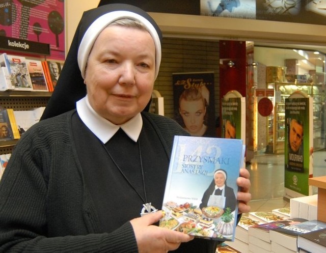 Siostra Anastazja Pustelnik pochodzi z Dylągowej (pow. rzeszowski). Należy do Zgromadzenia Córek Bożej Miłości  w Krakowie. Zasłynęła jako autorka przepisów kulinarnych. Jej książki sprzedały się w nakładzie 1,8 mln egzemplarzy.