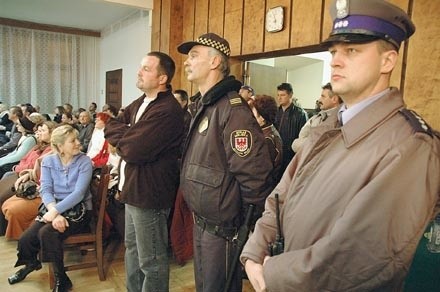 Przewodniczący rady Mieczysław Kędzierski nie mógł poradzić sobie z protestującymi kupcami i wezwał policję