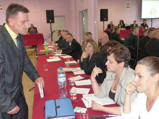 Radny Mirosław Obara (z lewej) był przeciwnikiem przekształcenia ZGK. Do swoich racji przekonywał do końca .