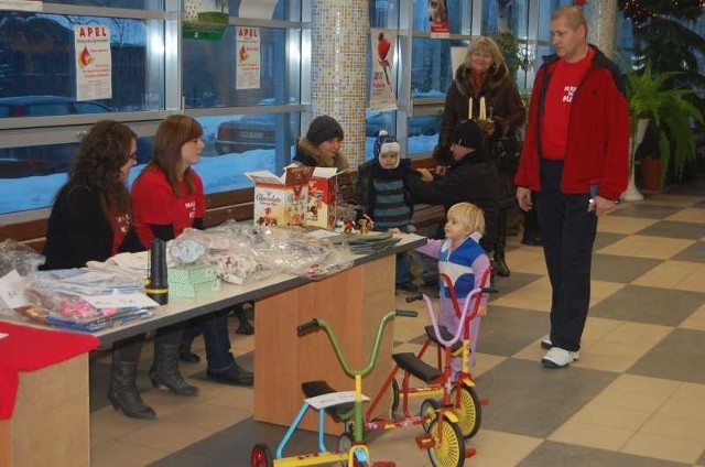 Zainteresowaniem podczas akcji "Skarżysko dla Kuby&#8221; cieszyła się także licytacja świątecznych rowerków dla dzieci. 