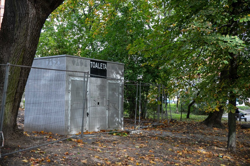 Białystok. Najsłynniejsza miejska toaleta za ponad 400 tys. zł ciągle jest zamknięta   