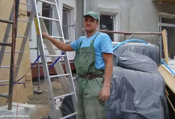 Marcin Nawracała pracuje przy budowie ośrodka zdrowia w Niedoradzu. &#8211; W niczym nie będzie przypominał tego starego &#8211; zapewnia.