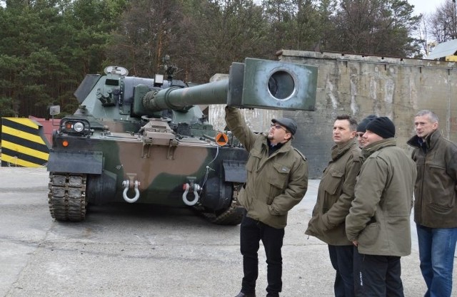 Krab po morderczych testach czeka na decyzję wojskaNa poliginie Wojskowego Instytutu Uzbrojenia w granicach Stalowej Woli od strzałów kraba (na koreańskim podwoziu) roznosił się po mieście wielki huk.