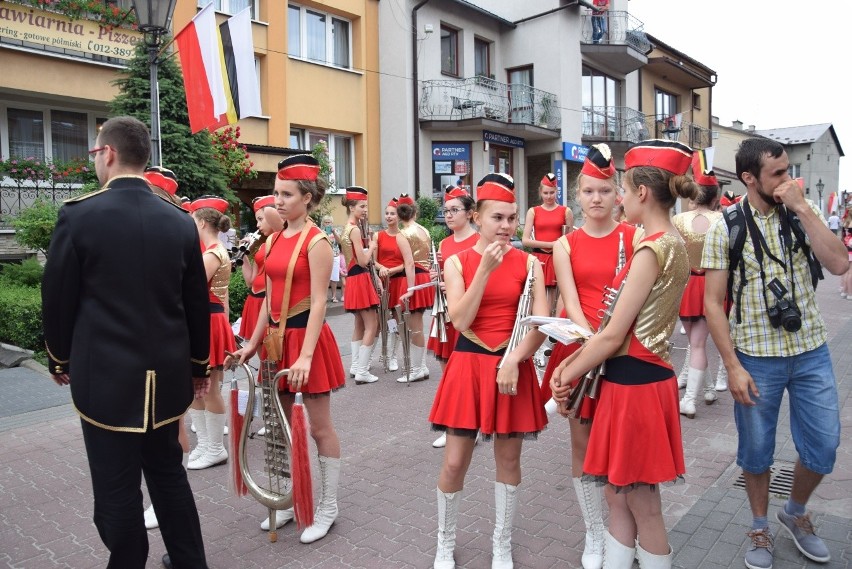 Parada i tańce instrumentalistów w Skale. Festiwal Orkiestr Wojskowych i Dętych