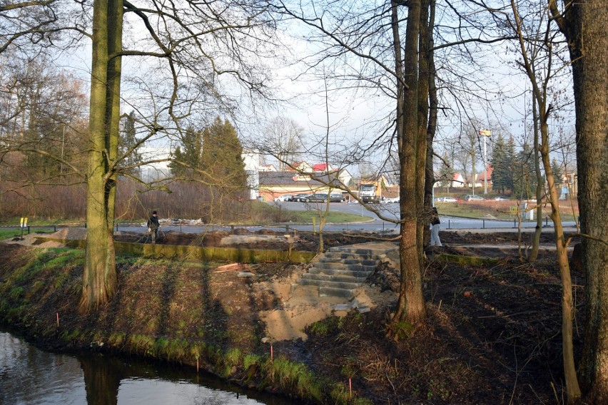 Trwa budowa przystani kajakowej nad rzeką Studnicą przy ul....