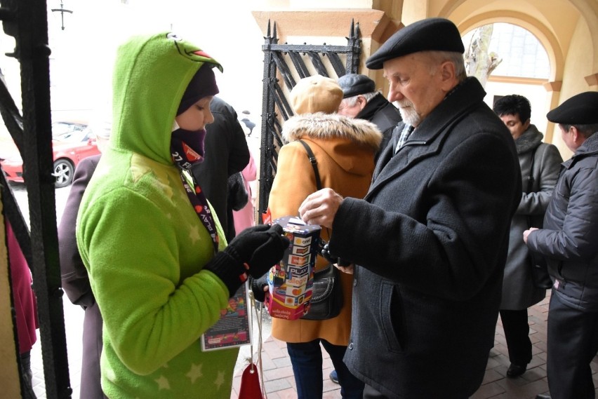 Pruszcz Gdański. Wolontariusze z puszkami kwestują na rzecz...