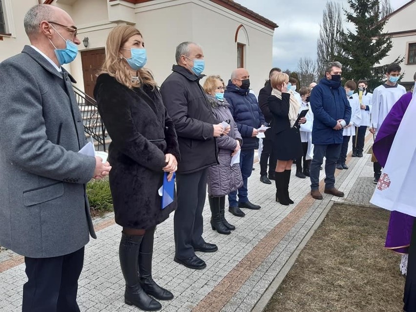 W Kolnie, w parafii Św. Anny został ustawiony i poświęcony krzyż pandemiczny (zdjęcia) 