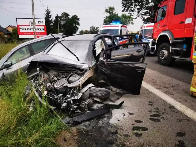 Wypadek w Ostrówku w gminie Zduńska Wola. Na drodze wojewódzkiej 482 zderzyły się dwa samochody osobowe z ciężarówką.