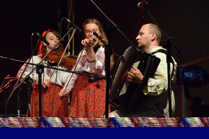 Sękowa. Koncert galowy Festiwalu Świat pod Kyczerą. Prezentacje trwały do późnej nocy. Publiczność gorąco oklaskiwała artystów