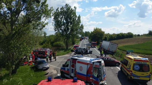 O godz. 14.45 dyżurny KP PSP w Chełmnie został poinformowany o zderzeniu dwóch ciężarówek i busa w Storlusie. - Do wypadku doszło przed godz. 15 - informuje Dorota lewków, oficer prasowy KPP w Chełmnie. - Na DK91 w Storlusie, z udziałem trzech pojazdów. Trzy dorosłe osoby trafiły do szpitala. na miejscu prowadzone są czynności. Droga jest zablokowana, są objazdy.Nieoficjalnie dowiedzieliśmy się, że busem podróżowały cztery osoby niepełnosprawne. Kierowcy ciężarówek nie odnieśli obrażeń.  Flesz - wypadki drogowe. Jak udzielić pierwszej pomocy?