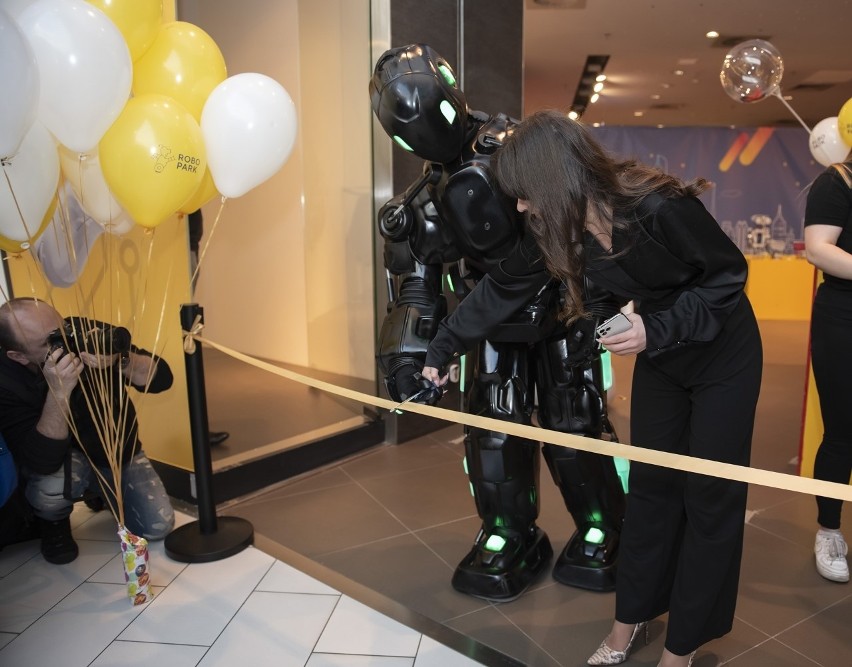 Siedemdziesiąt robotów w Centrum Handlowym Forum....