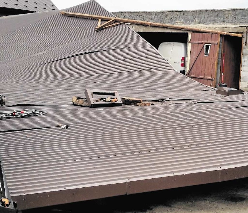 Dach zerwany z budynku gospodarczego w Majkowicach