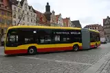 Nowe autobusy elektryczne zasilą flotę jednej z ważniejszych linii we Wrocławiu. Sprawdź, gdzie będą jeździć