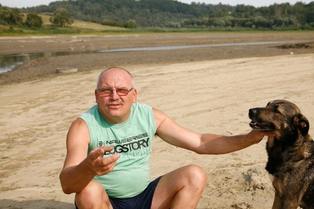 Zbigniew Nycz, gospodarz pola namiotowego w Chrewcie. &#8211; Gdy w sierpniu cofnęła się woda, mam tu najdłuższą na Soliną plażę, prawie kilometr mułu i piasku. Łódki, kajaki i rowery wodne już dawno pochowałem do hangarów. W ubiegłym roku dołożyłem do interesu. W tym będę może na zero.