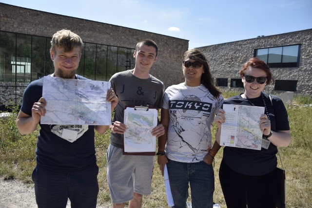 Adam Jankowiak, Joseph Nason, Joshua Hunn i Serafina Body, studenci z uniwersytetu w Hull, pokazują mapy zrobione w Chęcinach.