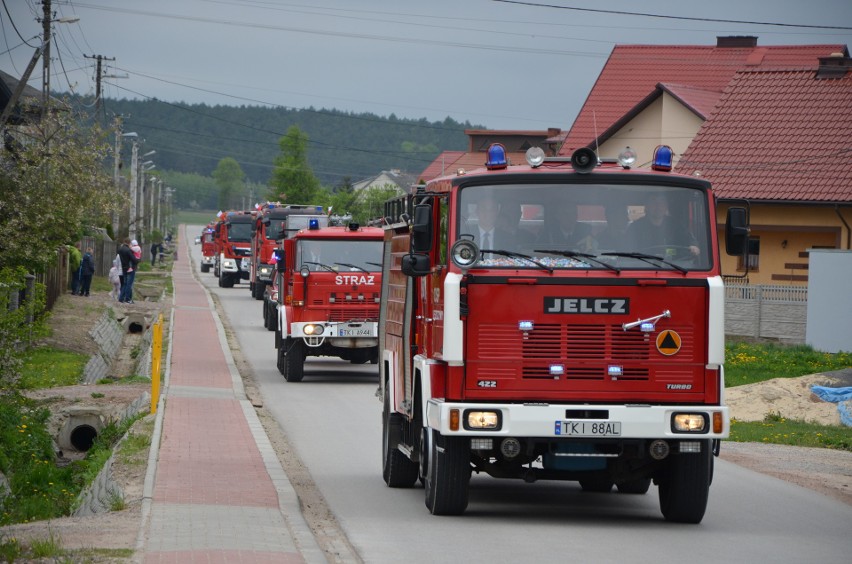 Dzień strażaka w gminie Górno. Z wozów strażackich zamiast wody leciały... cukierki