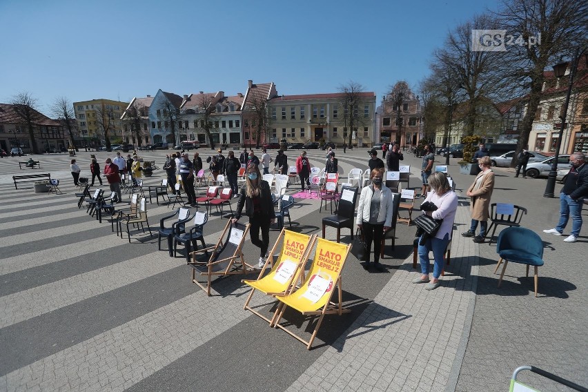 Przejmujący protest pustych krzeseł w Gryficach. Zobacz wideo i zdjęcia - 27.04.2020