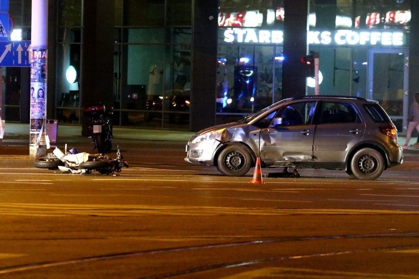 Wypadek na Rondzie Regana we Wrocławiu. Motocyklista trafił do szpitala! [ZDJĘCIA]