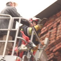Strażacy musieli usunąć poluzowane cegły z budynku.