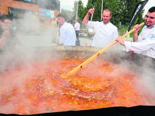 Podczas imprezy przygotowano rekordowo ogromny gar zupy rybnej. Chętnych do konsumpcji nie brakowało.