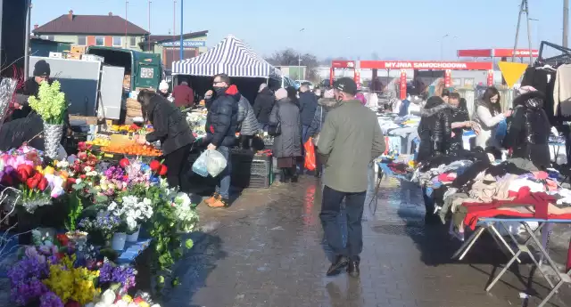 W niedzielę 21 lutego na targu miejskim w Wierzbicy w powiecie radomskim panował dość spory ruch. Pogoda sprzyjała, było około 5 stopni na plusie i świeciło słoneczko.      Zobacz kolejne zdjęcia >>>