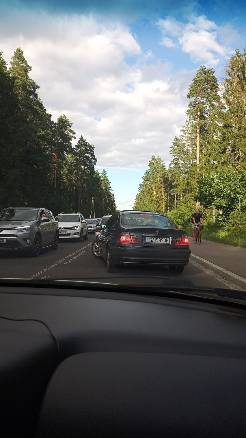 Supraśl. Groźny wypadek na wysokości Pólko. Motocyklista potrącił dwoje pieszych [ZDJĘCIA]