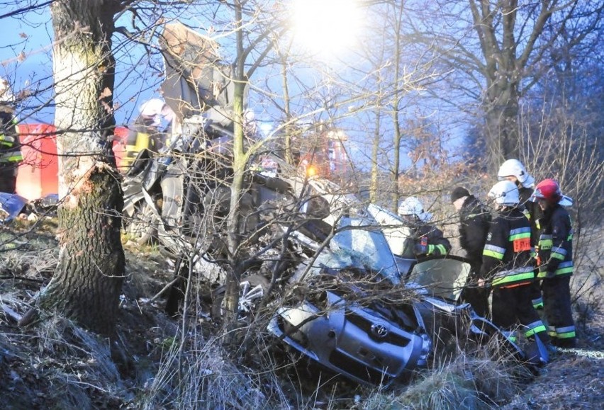 Osobowa toyota uderzyła w drzewo. Trzy osoby zginęły, dwie...