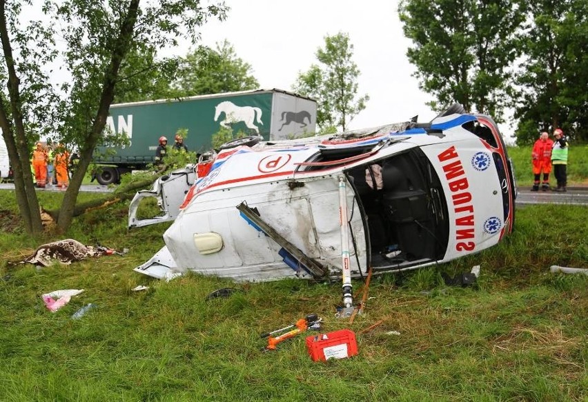 Groźny wypadek pod Sulejowem. Zderzenie karetki na dk 12. Ranna kobieta w ciąży