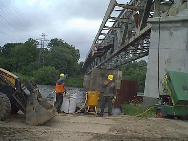 Odbudowa zerwanego mostu na Odrze  trwała - z przerwami - od jesieni 2000 roku do grudnia 2003. Wciąż piętrzyły się przeszkody i kiedy wreszcie przyznano gminie upragnioną dotację z Biura Usuwania Skutków Powodzi, trzeba się było śpieszyć, by ją wydać w terminie. Wtedy złamano przepisy o zamówieniach publicznych.