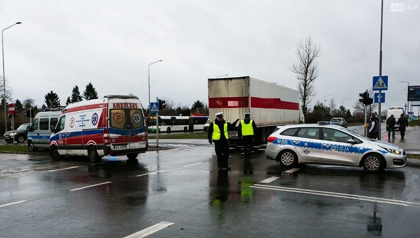 Wypadek na ul. 26 kwietnia. Ciężarówka potrąciła pieszą. Kobieta zmarła w szpitalu [ZDJĘCIA]