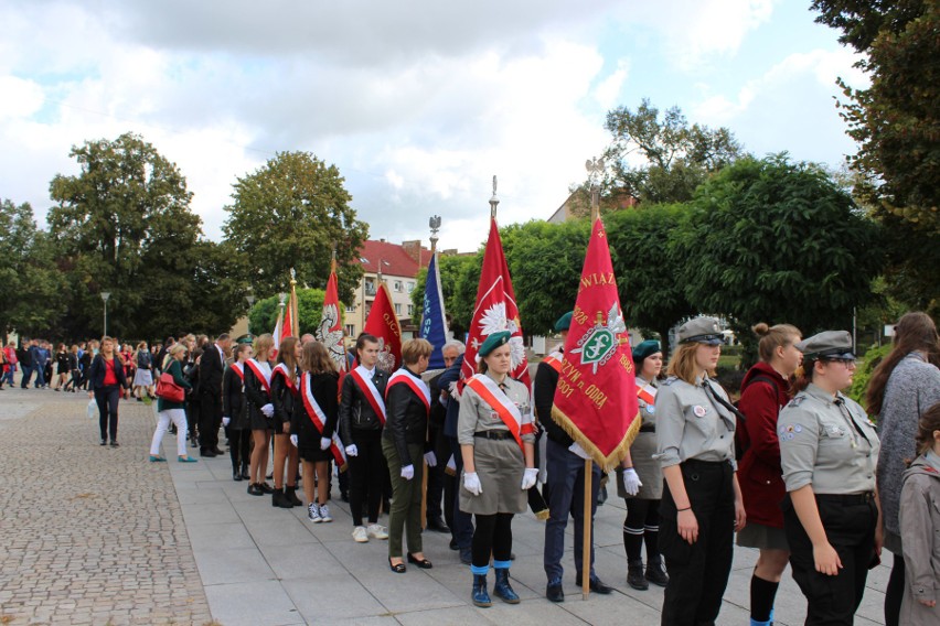 Uczniowie i mieszkańcy wzięli udział w obchodach Dnia...