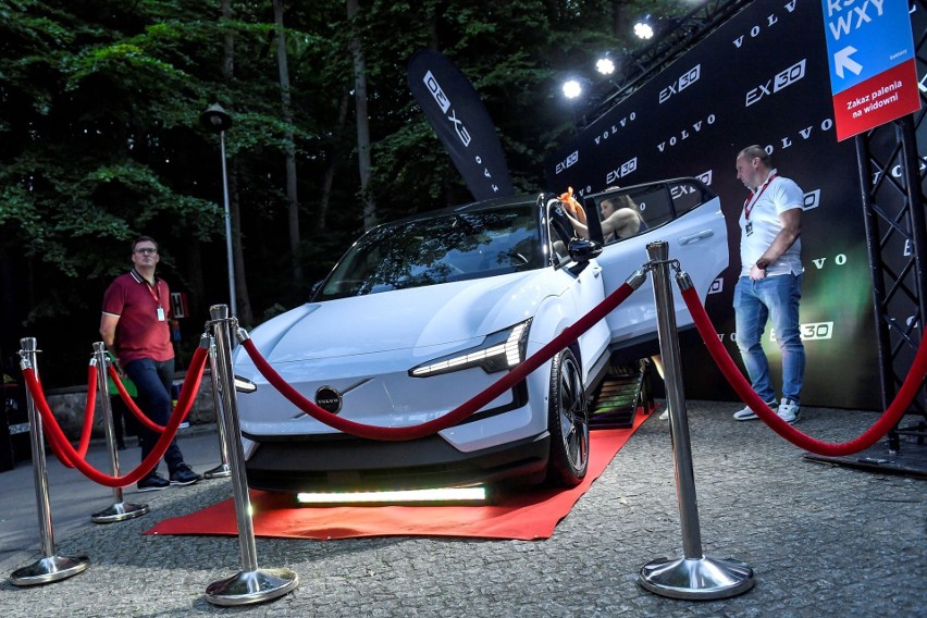 Volvo Car Poland dostarczyło flotę aut na Festiwal Top of the Top 2023. Artyści dostarczyli niezapomnianych wrażeń