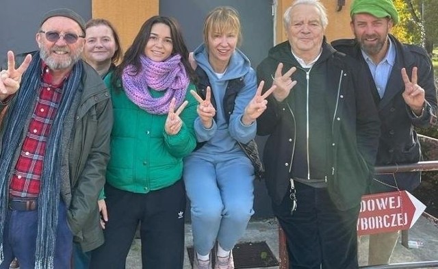 W Kielcach w lokalu przy ulicy Okrzei głosowały wielkie gwiazdy polskiej sceny, Od lewej: Artur Barciś,  Jowita Budnik,  Karolina Sawka, Katarzyna Ankudowicz, Zdzisław Wardejn, Rafał Królikowski.