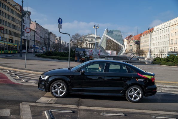 Klienci mogą wypożyczyć na minuty samochody marki Audi A3 i...