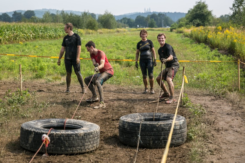 Runmageddon. Ekstremalni biegacze zjechali do podkrakowskiego Kryspinowa [WIDEO]