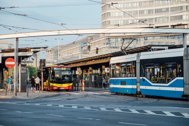 W sobotę, 26 września wraca ruch tramwajów i autobusów na peronach nr 3 i 4 na wyremontowanym Rondzie Reagana.Tramwaje linii 0P znów będą skręcać w prawo z ul. Piastowskiej na peron nr 3, a tramwaje linii 2, 4, 10 i 16 z ronda w ul. Skłodowskiej-Curie. Na swoje miejsca wrócą m.in. autobusy linii 145 i 146.Perony 3 i 4 zostały podniesione, co istotnie ułatwi wsiadanie do pojazdów, szczególnie rodzicom z dziećmi w wózkach oraz osobom z ograniczeniami ruchowymi.Na rondzie Reagana nie ma jednak możliwości podniesienia wszystkich peronów. Przy tych z numerami 1 i 2 są podwójne tory, osobne do jazdy na wprost i do skręcania. W przypadku, gdyby tramwaj stał na torze oddalonym od krawędzi peronu, byłaby zbyt duża luka, która mogłaby zagrażać bezpieczeństwu pasażerów – np. mogłaby w niej utknąć stopa mniej uważnego podróżnego.Przy wszystkich peronach została wymieniona nawierzchnia. Beton zastąpił kostkę, która nie zdała egzaminu. Pozapadała się pod wpływem ciężaru wjeżdżających tu – w szczycie nawet co kilkadziesiąt sekund – autobusów. Szczegóły zmian w kursowaniu tramwajów i autobusów znajdziesz na kolejnych stronach. 