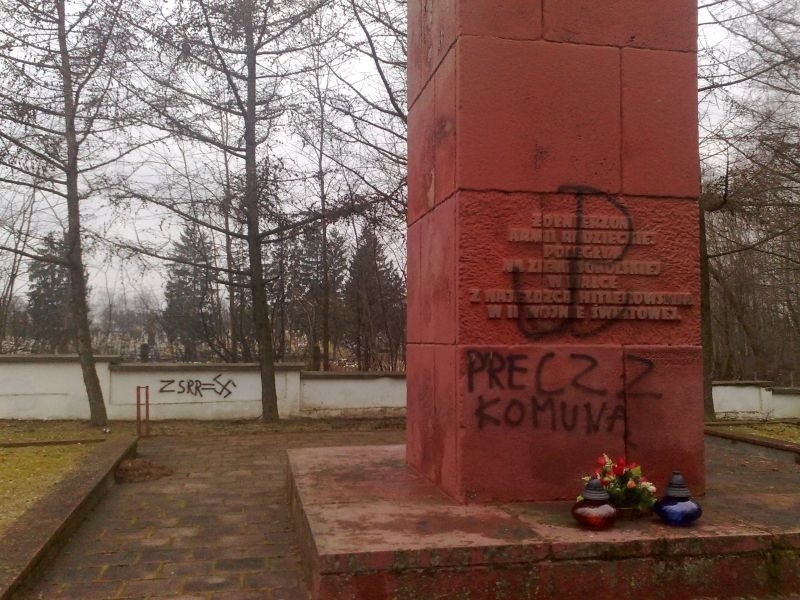 Swastyka na cmentarzu Armii Czerwonej w Sokółce