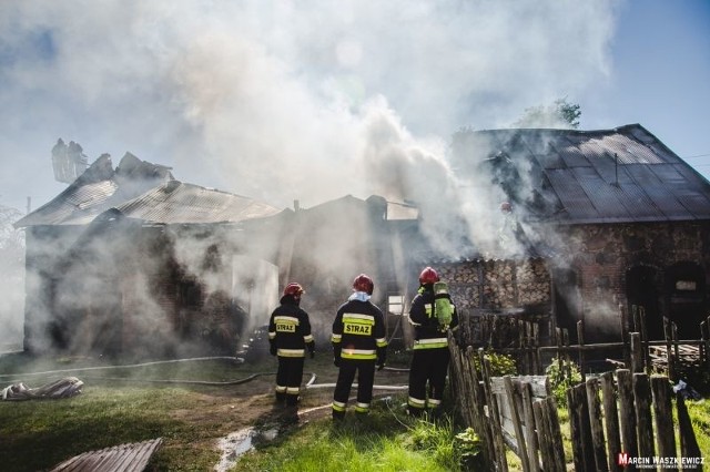 Pierwszą informację o pożarze w Stradunach ełccy strażacy dostali w sobotę około godziny 13.44. Wynikało z niej iż pożarem objęty jest cały budynek gospodarczy.
