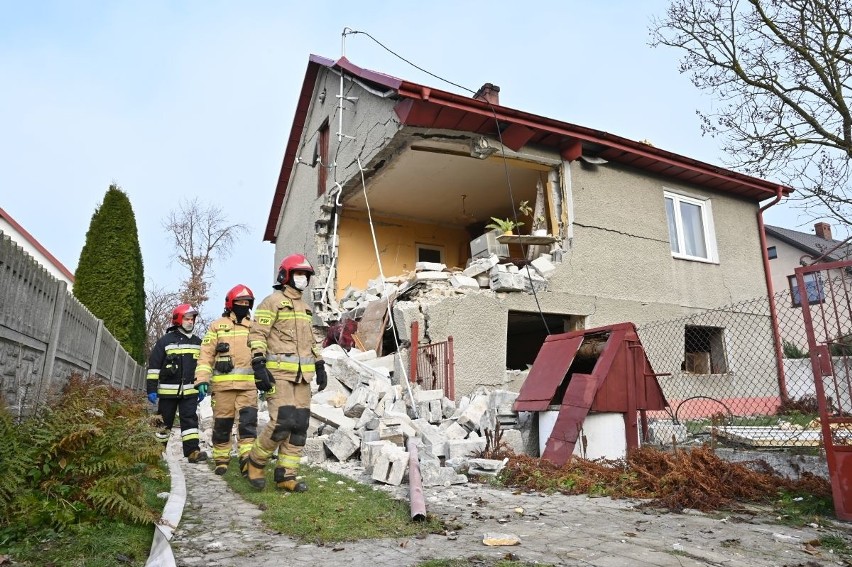 Wybuch gazu w gminie Chęciny. Dwie osoby poszkodowane [ZDJĘCIA]
