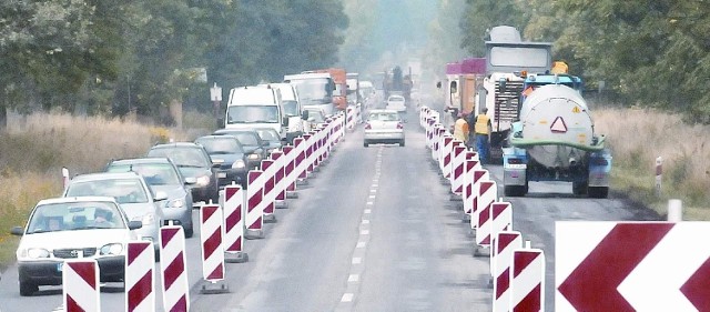 Wczoraj ok. 13.00 w kierunku Zielonej Góry auta jechały w długich kolumnach. Ale jeszcze gorzej może być w czasie weekendu (fot. Paweł Janczaruk)