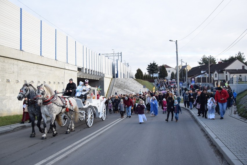 Orszak Trzech Króli 2020 Zabierzów. Trzej Królowie przed remizą spotkali Heroda, a na Rynku składali hołd Jezusowi [ZDJĘCIA]