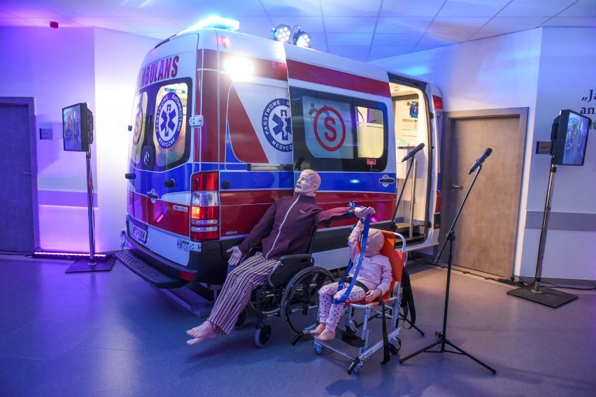 W centrum znajdują się m.in. manekiny - symulatory, na...