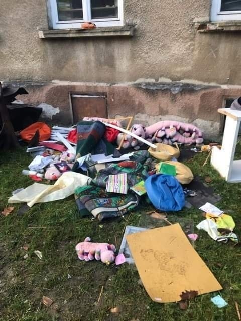 Harcerze z Dobczyc na bruku. Ktoś wyrzucił ich rzeczy za okno. Mieszkańcy organizują pomoc