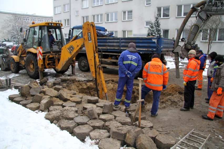 Tarnobrzeg. Uwaga, awaria! Nie ma wody w blokach przy ulicy Dekutowskiego (AKTUALIZACJA)