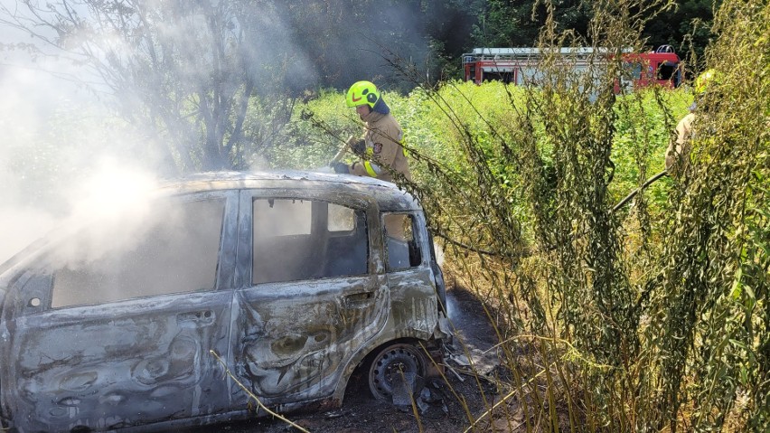 Nowodworce. Pożar samochodu przy ul. Ceglanej. Fiat panda spłonął doszczętnie [ZDJĘCIA]