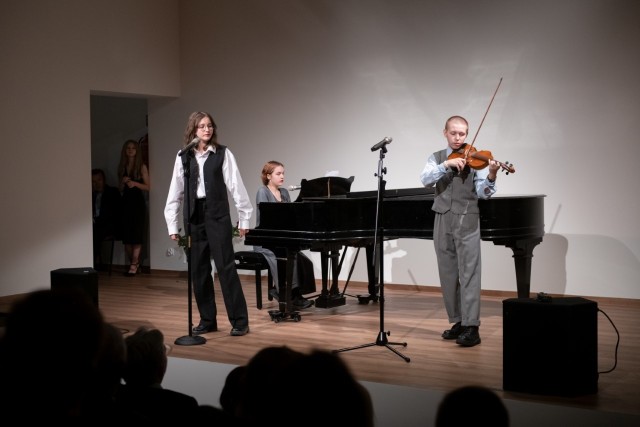 W inauguracyjnym koncercie zaprezentowali się absolwenci pałecznickiej Szkoły Muzycznej
